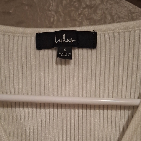 Lulu's White Cropped Blouse with V-Neckline and Billowy Sleeves - Picture 3 of 6